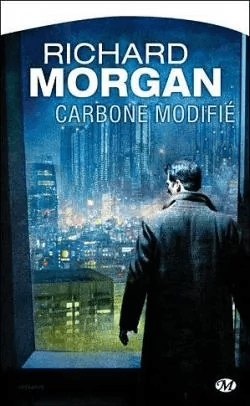 Couverture du roman « Carbone modifié » de Richard Morgan : un homme de dos regardant une ville nocturne par une fenêtre