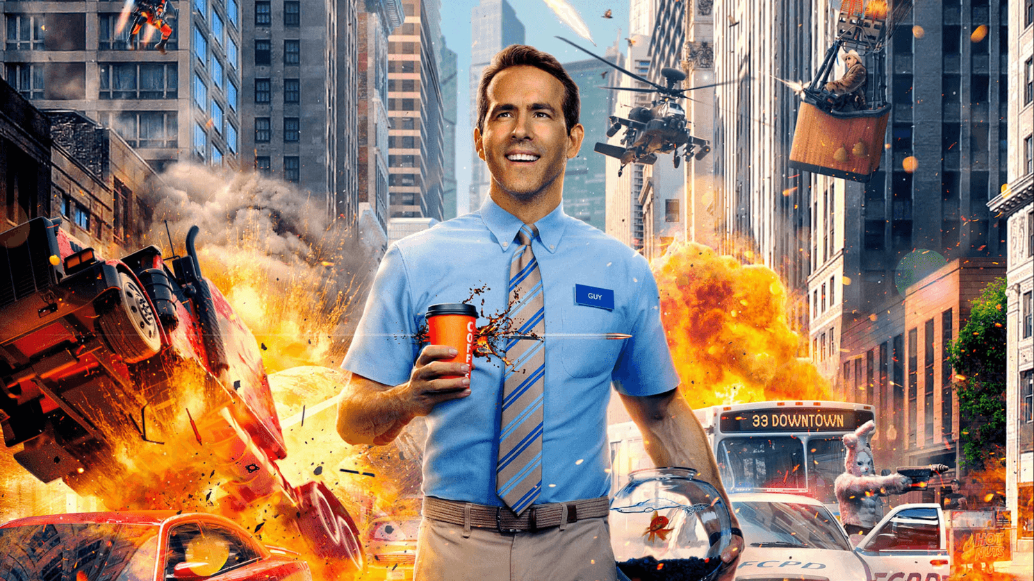 Affiche du film Free Guy : Ryan Reynolds souriant, café à la main, au milieu d’une rue en pleine explosion
