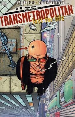 Couverture de la bande dessinée Transmetropolitan : un homme chauve et tatoué observant une ville depuis un immeuble