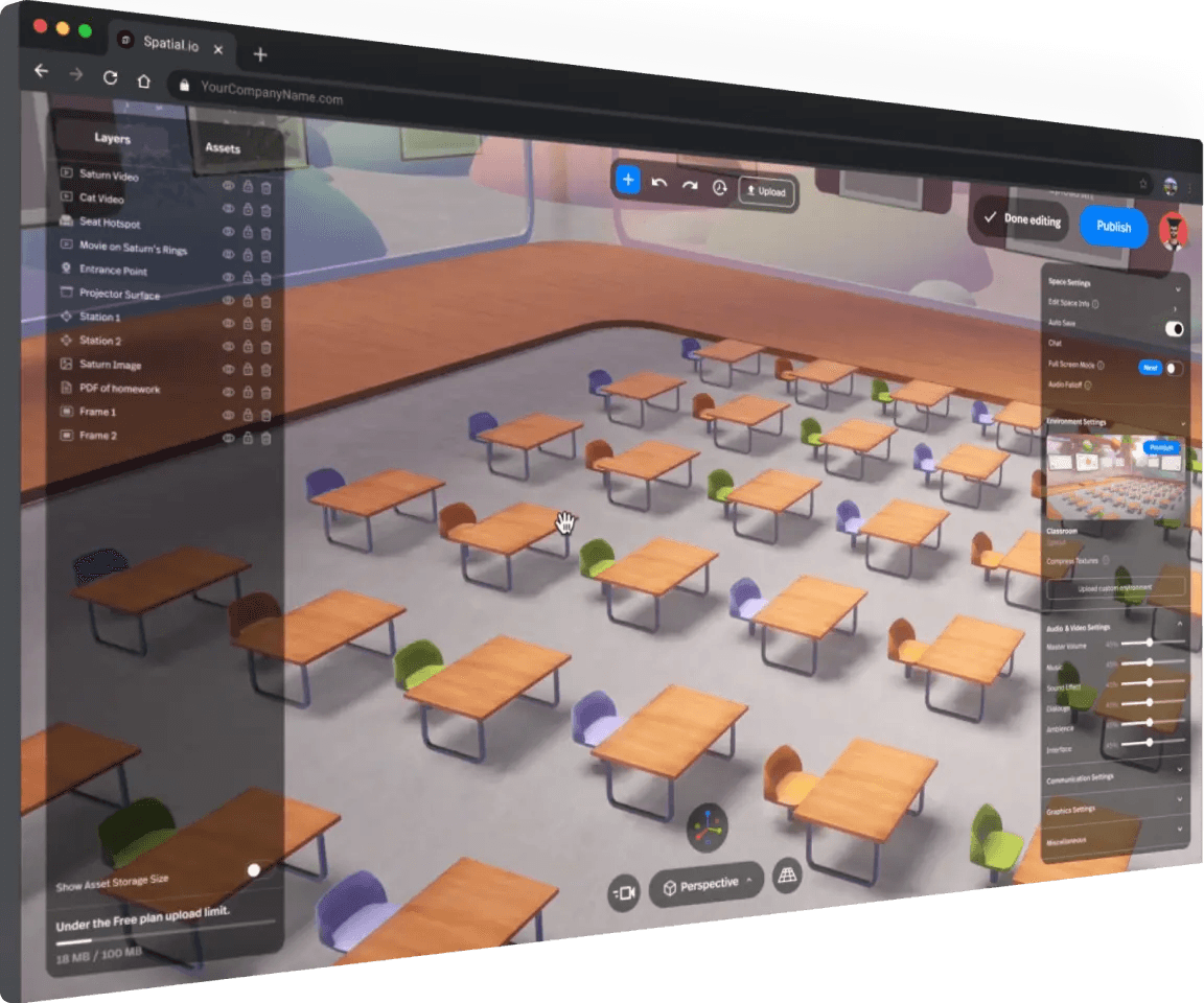 Capture d’écran de l’éditeur Spatial.io affichant une salle de classe virtuelle avec bureaux, panneau de calques et bouton de publication